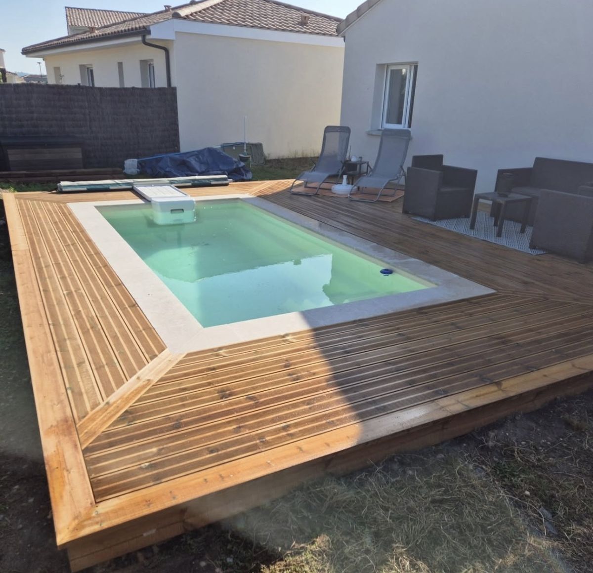 Terrasse bois autour d'une piscine